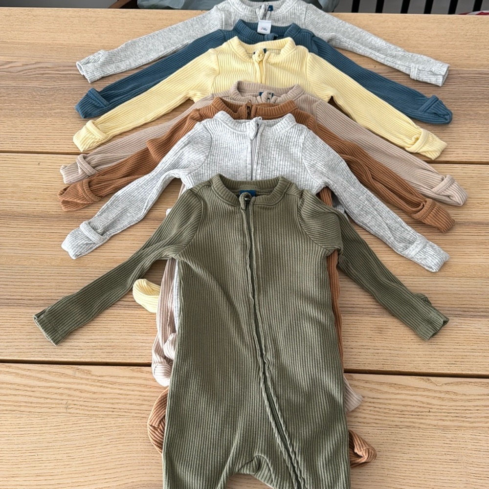 Lot of 7- size 0-3 month ribbed footie sleepers